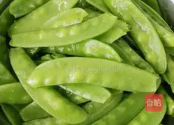 清炒荷兰豆的做法图解1