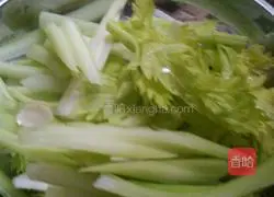 西芹炒百合的做法图解1