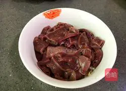 青椒猪肝的做法图解1