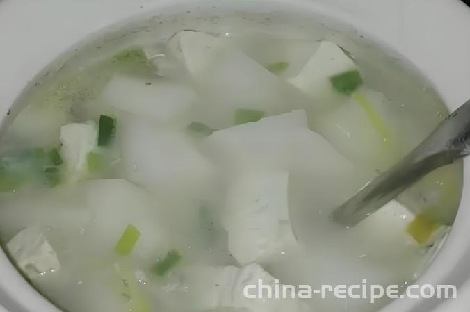 The recipe for making crucian carp soup in a clay pot