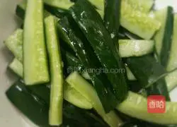 酸甜黄瓜条的做法图解3