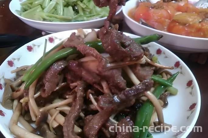 The method of stir frying beef tenderloin with tea tree mushroom