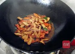 红萝卜炒肉的做法图解7