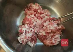 炸猪肉丸子的做法图解1