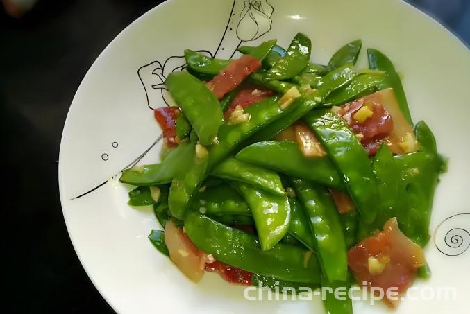 The recipe for stir frying Dutch beans with bacon