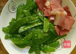 培根炒荷兰豆的做法图解2