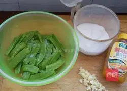 蒜香荷兰豆的做法图解1