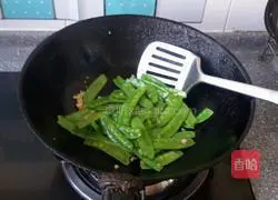 蒜香荷兰豆的做法图解3