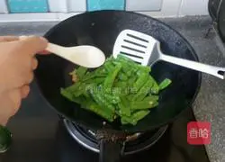 蒜香荷兰豆的做法图解4