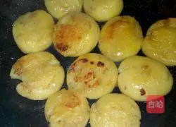 椒盐小土豆的做法图解5