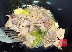 蒜苗炒猪肝的做法图解4
