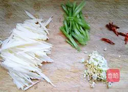 糖醋土豆丝的做法图解2
