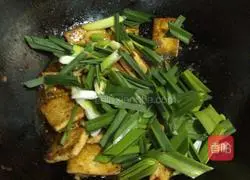 蒜苗炒豆腐的做法图解5