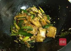 蒜苗炒豆腐的做法图解7