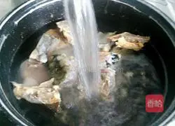 咸鱼茄子煲的做法图解1