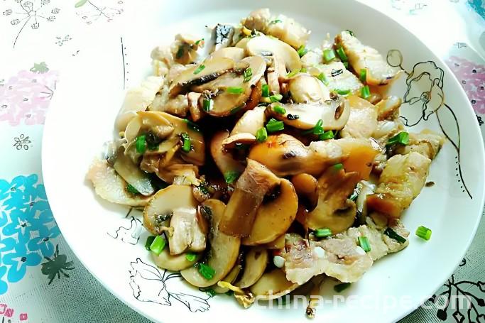 The method of stir frying meat with mushrooms