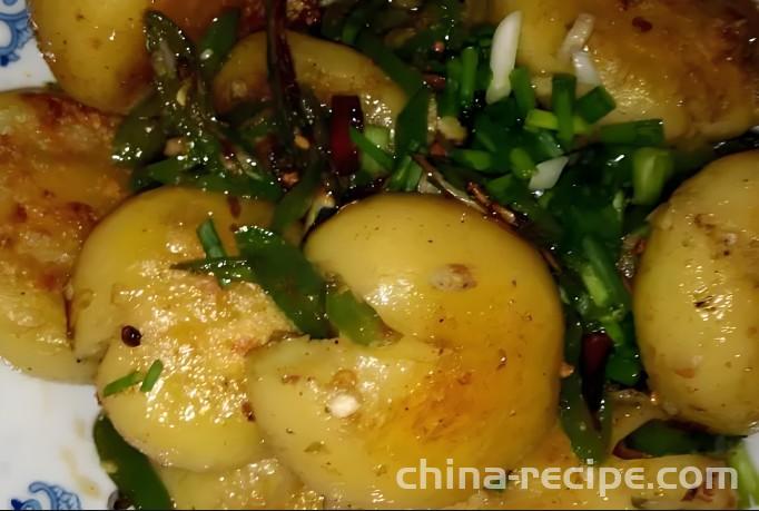 The recipe for making salt and pepper potatoes
