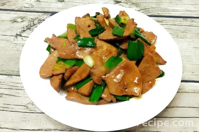 The method of stir frying pork liver with garlic sprouts