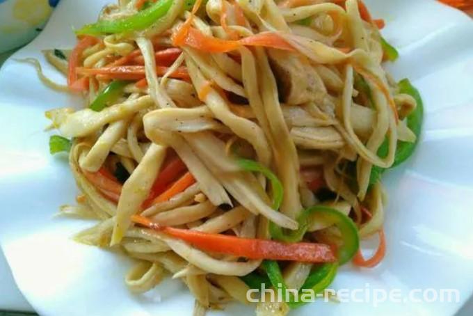 Method of hand tearing shiitake mushrooms with oyster sauce