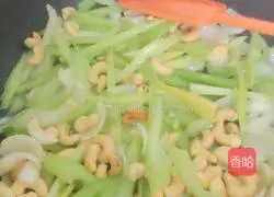 西芹百合炒腰果的做法图解6