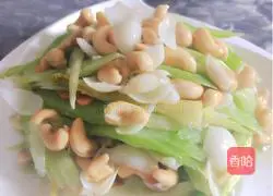 西芹百合炒腰果的做法图解7