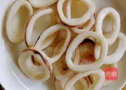 酥炸鱿鱼圈的做法图解1