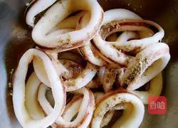 酥炸鱿鱼圈的做法图解3