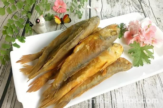 The method of frying small yellow croaker