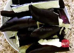 《鲶鱼炖茄子》的做法图解3