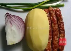 腊肠土豆的做法图解1