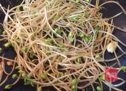 豆芽炒粉条的做法图解3