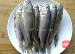 油炸小黄鱼的做法图解1