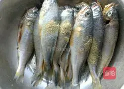 油炸小黄鱼的做法图解2