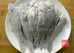 油炸小黄鱼的做法图解3
