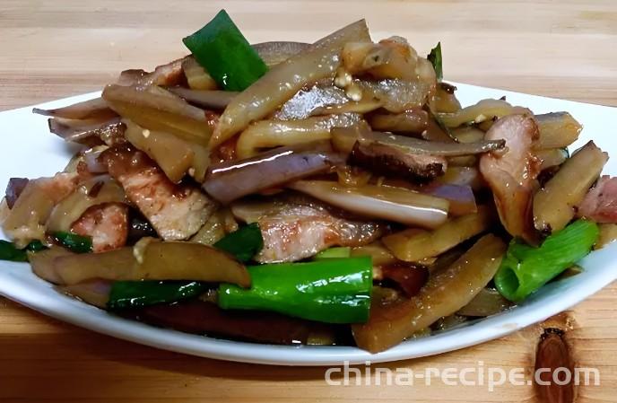 The method of stir frying eggplant with preserved meat