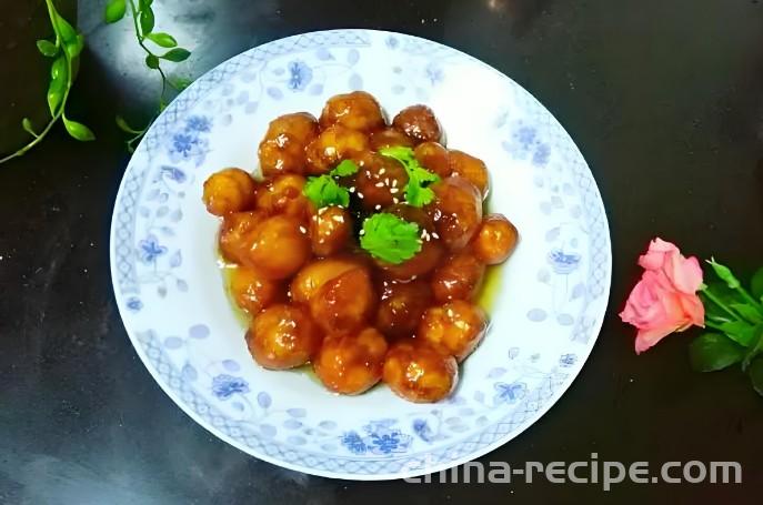 The recipe for making small potatoes with sauce