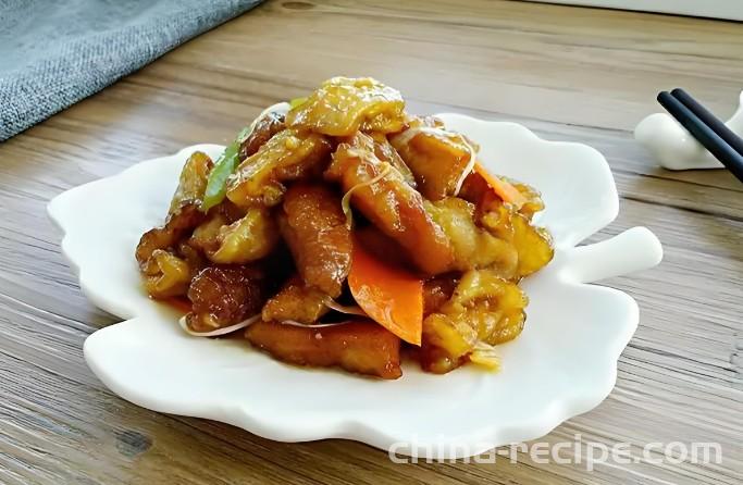 The method of cooking eggplant with meat slices