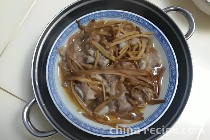 The method of steaming pork ribs with yellow cauliflower
