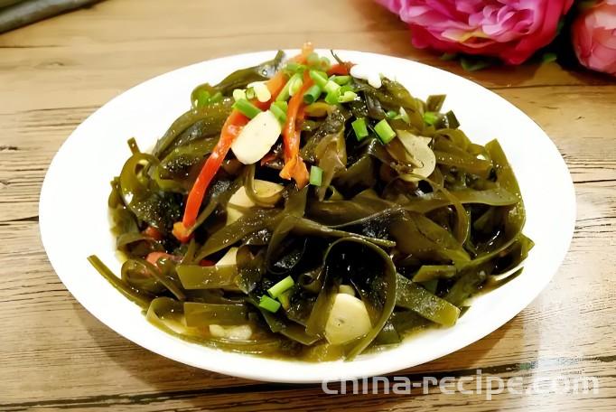 The method of stir frying seaweed shreds with spicy sauce