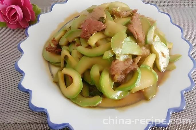 The method of stir frying pork slices with zucchini