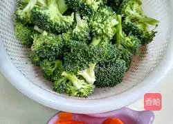 素炒西兰花的做法图解1