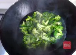 素炒西兰花的做法图解2