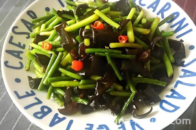 The method of stir frying mushroom with garlic sprouts