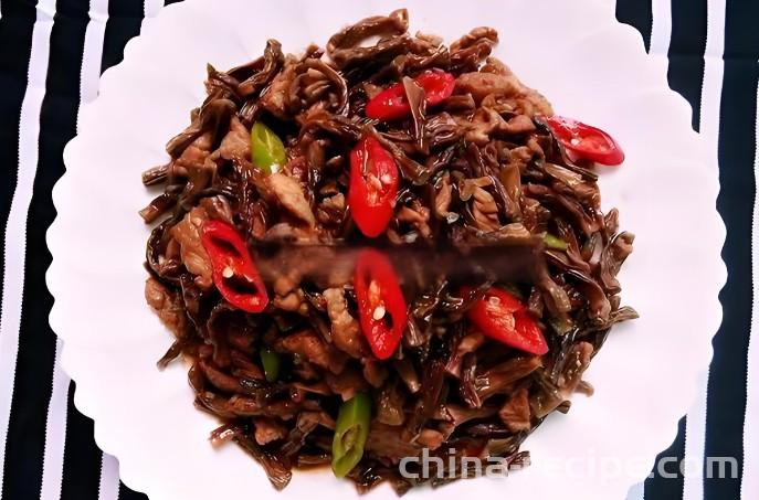 The method of stir frying meat with dried beans