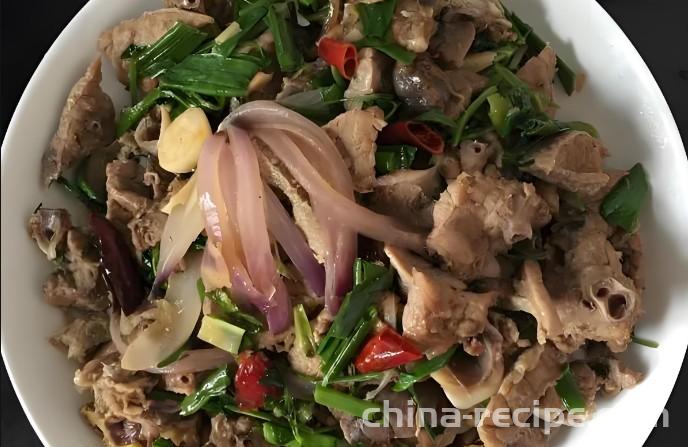 The method of stir frying pork lungs with onions