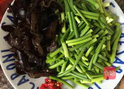 蒜苔炒木耳的做法图解2