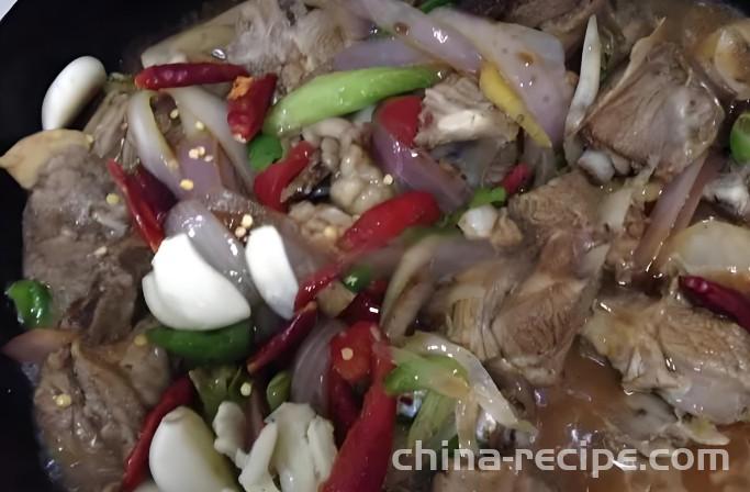 The method of braising lamb with yellow sauce