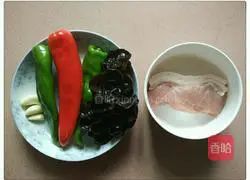 木耳炒肉片的做法图解1
