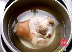 冰糖红烧肘子的做法图解5