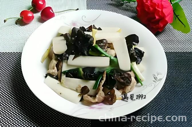 The method of stir frying meat with yam and fungus